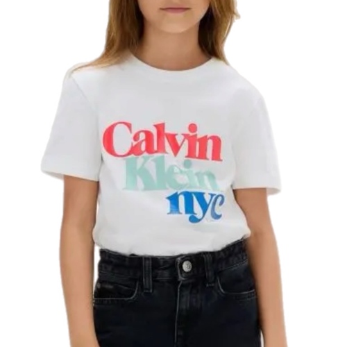 חולצה CALVIN KLEIN מידות 4-16 לילדים בגוון לבן עם הדפס צבעוני