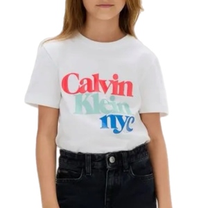 חולצה CALVIN KLEIN מידות 4-16 לילדים בגוון לבן עם הדפס צבעוני