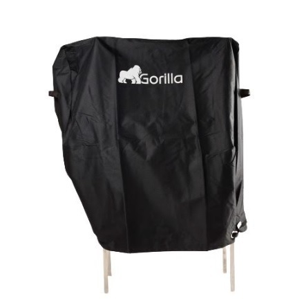 כיסוי גריל Gorilla בצבע שחור עשוי בד עמיד במים עם לוגו הגורילה הלבן, מורכב על גריל פחם עם רצועות קשירה נראות בצדדים לקיבוע יציב, מספק הגנה מלאה לכל חלקי הגריל.