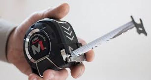 מטר מדידה מקצועי SCRIBE M1 TAPE עם סמן נשלף - מבט על רקע לבן המציג את העיצוב המחוזק והסרט הקשיח המיועד לעבודות בנייה מקצועיות