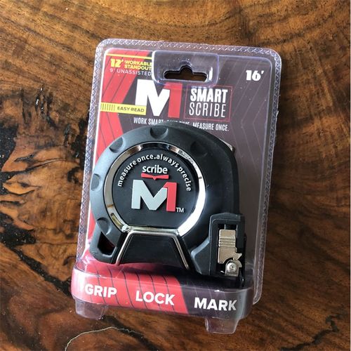 מטר מדידה מקצועי SCRIBE M1 TAPE עם סמן נשלף - מבט על רקע לבן המציג את העיצוב המחוזק והסרט הקשיח המיועד לעבודות בנייה מקצועיות