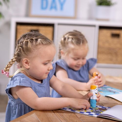 Sticker WOW! זוג חוברת מדבקות 24 דפים כל אחת עם שני מכשירי הדבקה אוטומטי ו 900 מדבקות - כלב וחתול