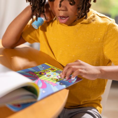 Sticker WOW! זוג חוברת מדבקות 24 דפים כל אחת עם שני מכשירי הדבקה אוטומטי ו 900 מדבקות - כלב וחתול