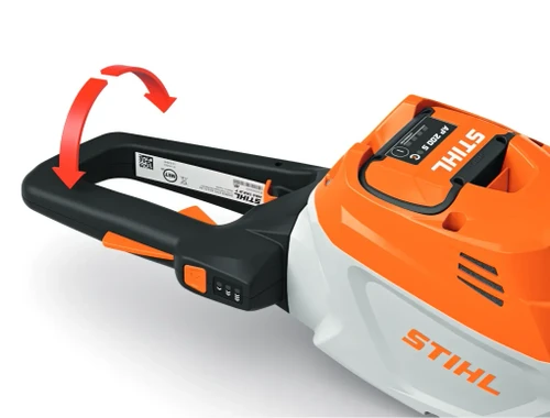 ידית מסתובבת של מגזמת גדר חי נטענת STIHL HSA 140/150 עם חיצים אדומים המציגים את כיוון הסיבוב, לעבודה נוחה ומדויקת מכל זווית