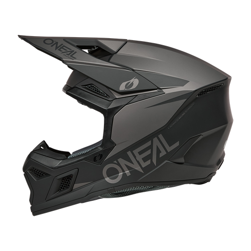 קסדת מוטוקרוס O'Neal 3SRS SOLID דגם 0625-074 בצבע שחור ואפור עם מבנה דו-שכבתי, מערכת אוורור מתקדמת, סגירת Double-D ותואמת לתקן בטיחות ECE 22.06 המתקדם