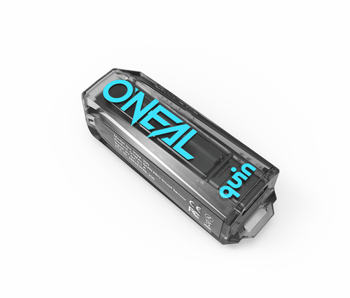 חיישן חכם O'NEAL QUIN PRO דגם 9988-200 - מכשיר שחור שקוף עם לוגו כחול, מצויד בזיהוי תאונות אוטומטי ומשואת SOS לבטיחות רוכבים.