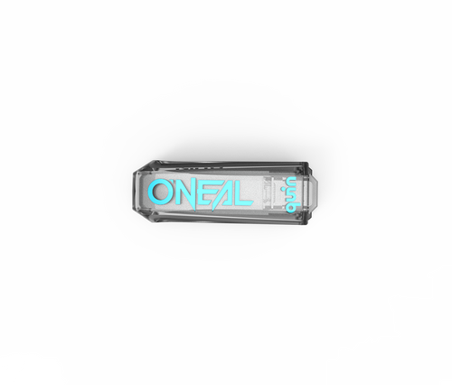 חיישן חכם O'NEAL QUIN PRO דגם 9988-200 - מכשיר שחור שקוף עם לוגו כחול, מצויד בזיהוי תאונות אוטומטי ומשואת SOS לבטיחות רוכבים.