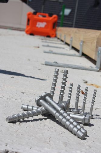 מיתד בורג חורץ SPIT TAPCON HFL XTREM - מיתד מתקדם לבטון עם ראש משושה ועיצוב חריטה מיוחד לעיגון בבטון סדוק ולא סדוק בתנאים סיסמיים