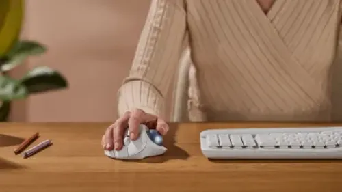 עכבר אלחוטי עם כדור עקיבה בעל צורה ארגונומית דגם Ergo M575S מבית Logitech לוגיטק