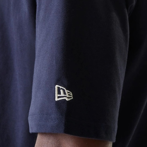 חולצה NEW ERA מידות S-XL לגברים בגוון נייבי עם הדפס