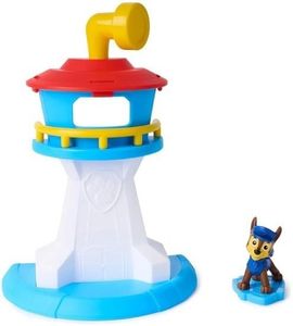 מגדל תצפית קטן עם דמות צ