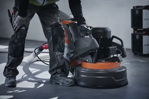 מלטשת בטון פלנטרית HUSQVARNA PG 5 S עם 3 דיסקיות ליטוש, מנוע 2.2 קילוואט, מערכת EZchange לחילוף כלים מהיר ועיצוב מרכב מפוצל - למגוון יישומי ליטוש מקצועיים.