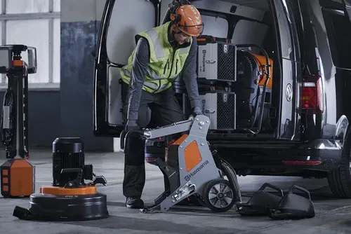 מלטשת בטון פלנטרית HUSQVARNA PG 5 S עם 3 דיסקיות ליטוש, מנוע 2.2 קילוואט, מערכת EZchange לחילוף כלים מהיר ועיצוב מרכב מפוצל - למגוון יישומי ליטוש מקצועיים.
