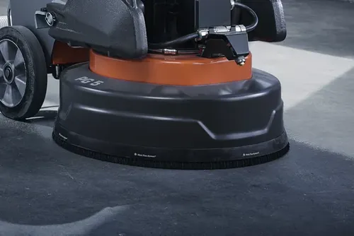 מלטשת בטון פלנטרית HUSQVARNA PG5 דגם 970 60 31-04 עם 3 דיסקיות ליטוש, מערכת קירור ערפל ועיצוב מרכב מפוצל לעבודות ליטוש מקצועיות.
