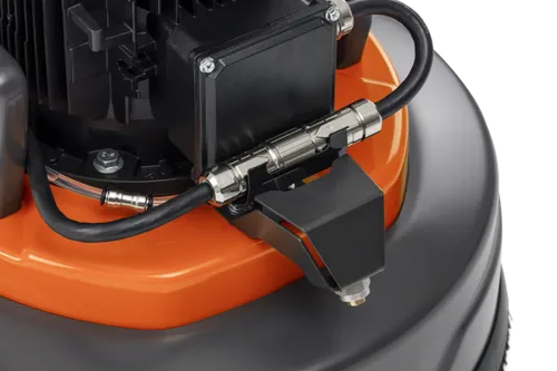 מלטשת בטון פלנטרית HUSQVARNA PG5 דגם 970 60 31-04 עם 3 דיסקיות ליטוש, מערכת קירור ערפל ועיצוב מרכב מפוצל לעבודות ליטוש מקצועיות.