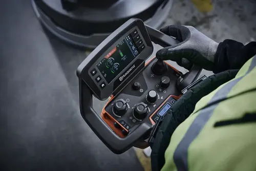 מלטשת בטון פלנטרית HUSQVARNA PG 8 XR עם 4 דיסקי ליטוש, שלט רחוק מתקדם ומערכת קירור ערפל לשיוף וליטוש רצפות בטון ואבן ברוחב 800 מ