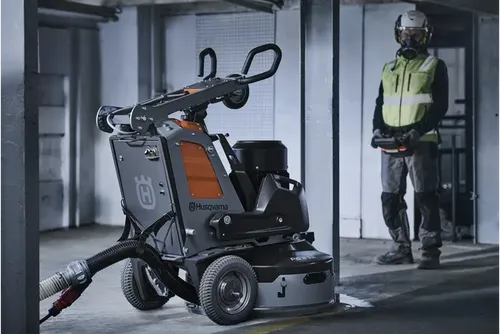 מלטשת בטון פלנטרית HUSQVARNA PG 8 XR עם 4 דיסקי ליטוש, שלט רחוק מתקדם ומערכת קירור ערפל לשיוף וליטוש רצפות בטון ואבן ברוחב 800 מ