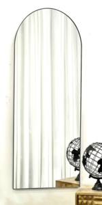 מראת גוף בצורת קשת עם מסגרת בגוון שחור/לבן