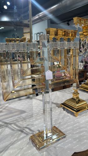 חנוכיה קריסטל “מנורה” שקוף שילוב אמבר, יפהפיה בעלת נוכחות 