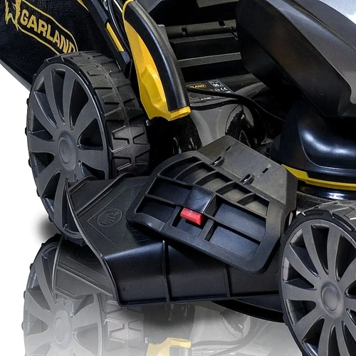 מכסחת דשא נטענת גרלנד Garland 590-V19 – מבט צד על פתח היציאה הצידית וגלגלי הנסיעה הגדולים