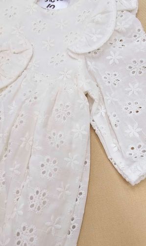 סט לבריתה: שמלת תחרה וסרט ראש תואם - מראה ניו בורן אלגנטי לצילומים