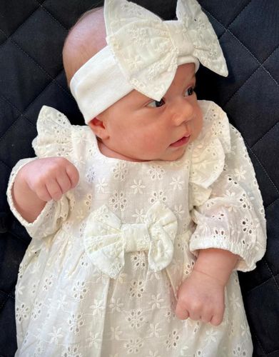 סט לבריתה: שמלת תחרה וסרט ראש תואם - מראה ניו בורן אלגנטי לצילומים