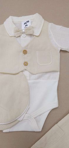 סט 5 חלקים לברית מילה: בגד גוף, מכנס, ווסט, פפיון וכובע - בז'