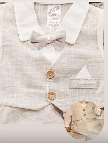 סט 5 חלקים לברית מילה: בגד גוף, מכנס, ווסט, פפיון וכובע - לבן