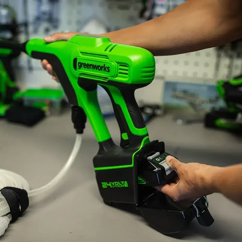 אקדח שטיפה בלחץ נטען Greenworks 24V בפעולה כולל סוללת ליתיום נשלפת וידית אחיזה ארגונומית, גרניק נטען