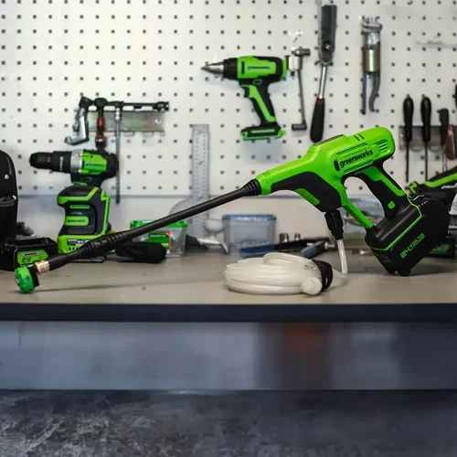 Greenworks 24V עם זרבובית 5 מצבים וצינור יניקה באורך 6 מטר על שולחן עבודה, אקדח שטיפה בלחץ נטען