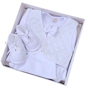 סט מהודר מקטיפה: חולצה, מכנס, ווסט, פפיון, כובע ונעלים - לבן