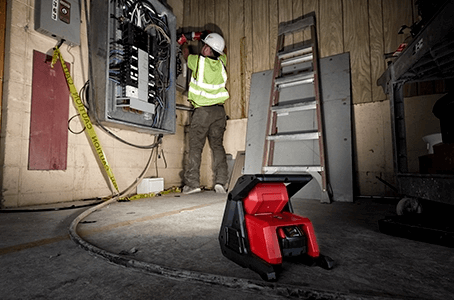 פנס תאורת שטח 4000 לומן 18V Milwaukee M18-HOAL דגם 2366-20 TRUEVIEW – גוף בלבד