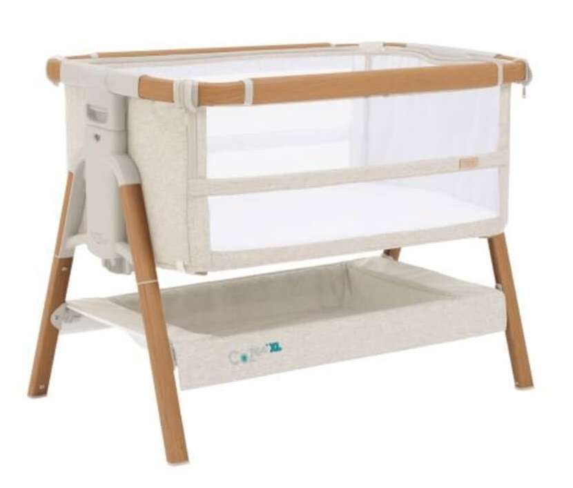 עריסה מתקפלת וניידת קוזי COZEE breeze מבית TUTTI BAMBINI כולל גלגלים עם אפשרות הצמדה למיטת הורים צבע אגוז סקנדינבי ואקרו