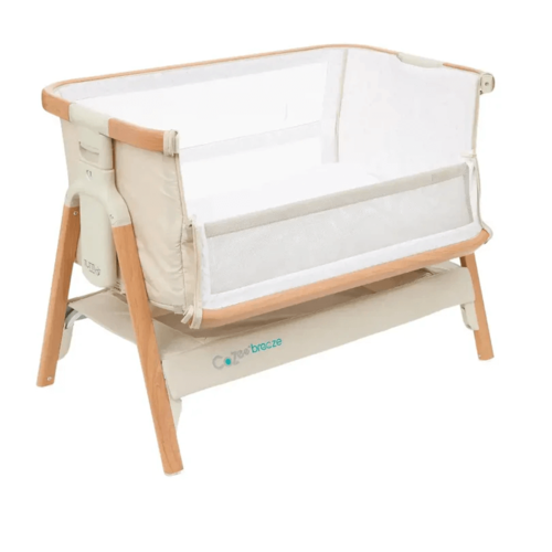עריסה מתקפלת וניידת קוזי COZEE breeze מבית TUTTI BAMBINI כולל גלגלים עם אפשרות הצמדה למיטת הורים צבע אגוז סקנדינבי ואקרו