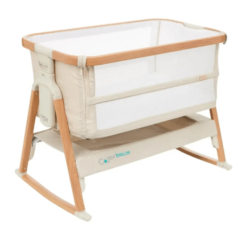 עריסה מתקפלת וניידת קוזי COZEE breeze מבית TUTTI BAMBINI כולל גלגלים עם אפשרות הצמדה למיטת הורים צבע אגוז סקנדינבי ואקרו