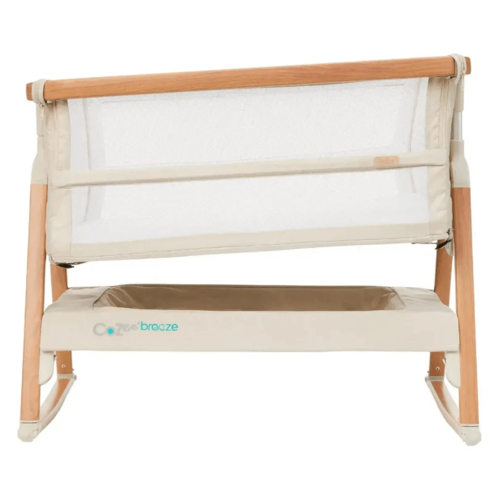 עריסה מתקפלת וניידת קוזי COZEE breeze מבית TUTTI BAMBINI כולל גלגלים עם אפשרות הצמדה למיטת הורים צבע אגוז סקנדינבי ואקרו