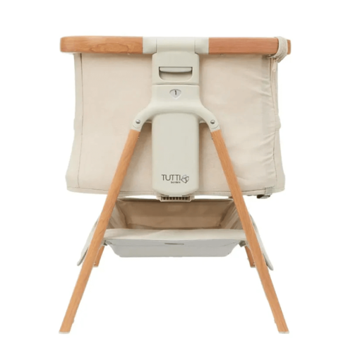עריסה מתקפלת וניידת קוזי COZEE breeze מבית TUTTI BAMBINI כולל גלגלים עם אפשרות הצמדה למיטת הורים צבע אגוז סקנדינבי ואקרו