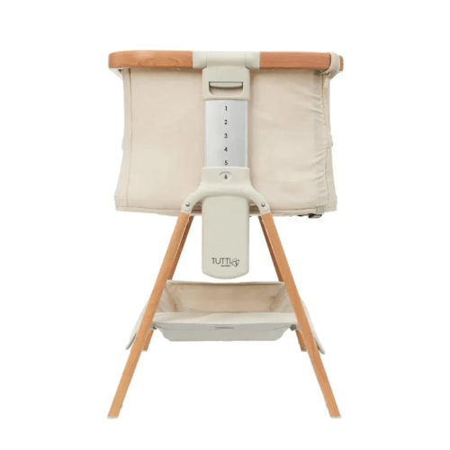 עריסה מתקפלת וניידת קוזי COZEE breeze מבית TUTTI BAMBINI כולל גלגלים עם אפשרות הצמדה למיטת הורים צבע אגוז סקנדינבי ואקרו