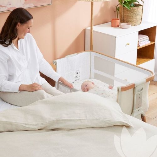 עריסה מתקפלת וניידת קוזי COZEE breeze מבית TUTTI BAMBINI כולל גלגלים עם אפשרות הצמדה למיטת הורים צבע אגוז סקנדינבי ואקרו