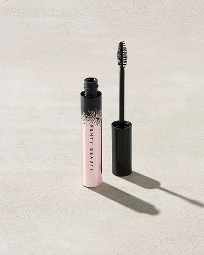 מסקרה מעגלת ומאריכה של פנטי ביוטי FENTY BEAUTY Full Frontal Volume, Lift & Curl Mascara