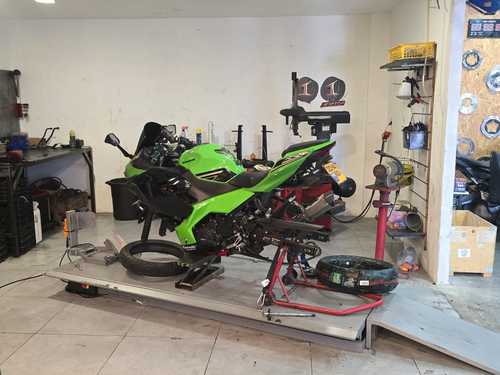 שירותי מוסך מקצועיים קטנוע חליפי ב - PT Motors