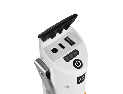 תקריב על חיבורי USB-A, USB-C וכפתור ההפעלה של ספק הכוח STIHL PS 1.