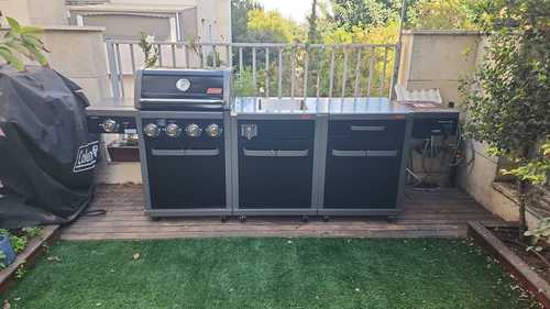 גריל רבולושן 4 שחור + כירת צד גז + יח’ כיור + יח’ אחסון Coleman