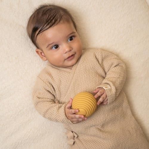 תינוקת אוחזת כדור מסט - סט 3 כדורים סנסוריים - Little Dutch