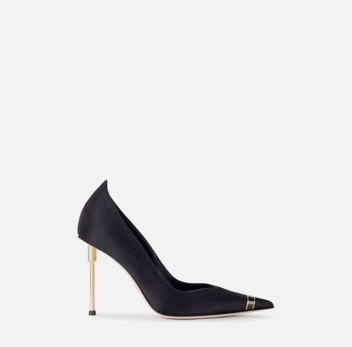 Pumps with sculpted heel