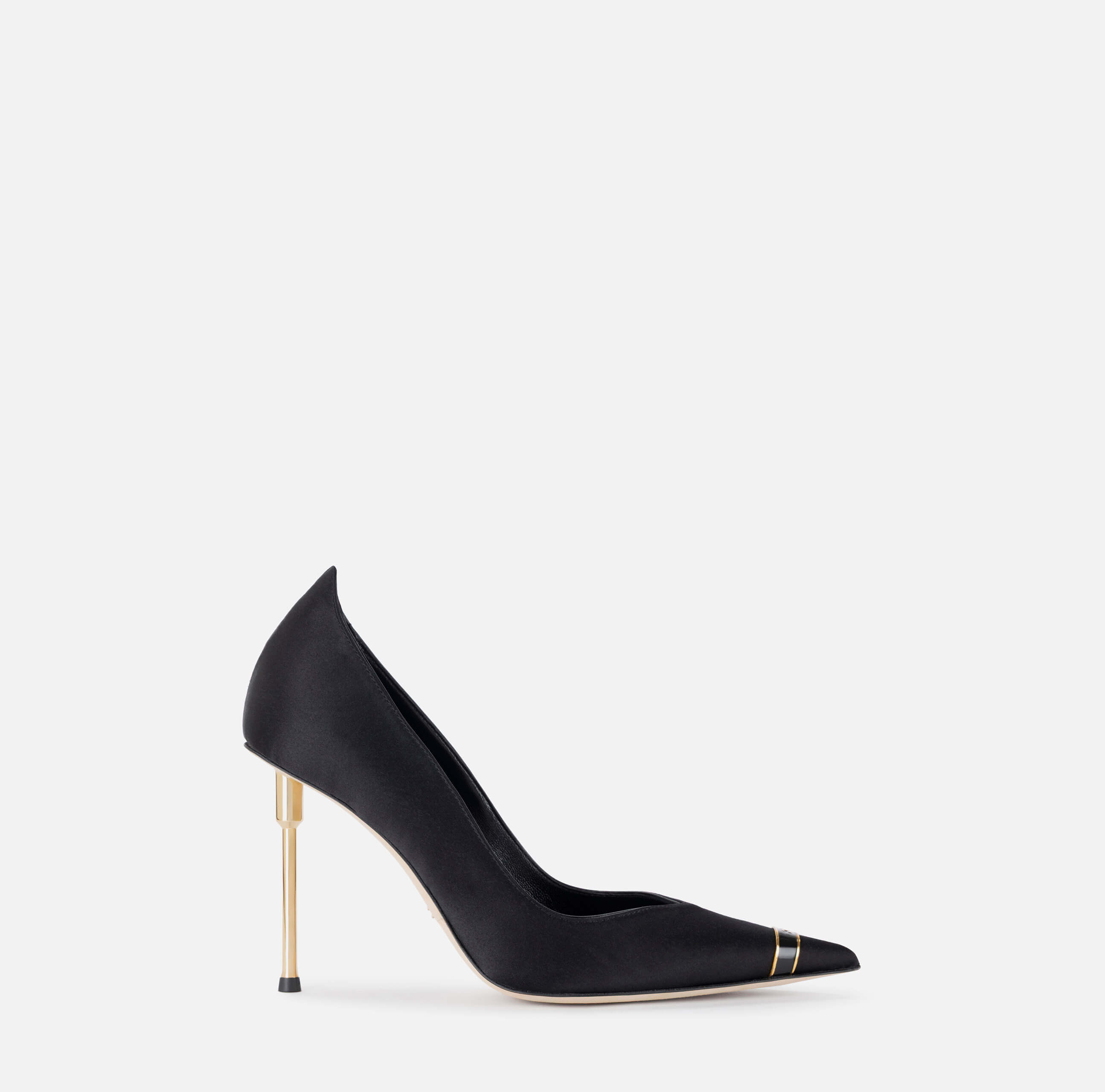 Pumps with sculpted heel