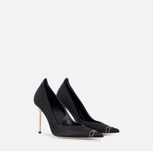 Pumps with sculpted heel