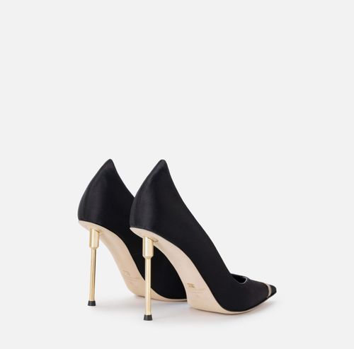 Pumps with sculpted heel