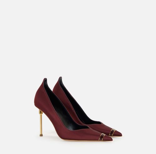 Pumps with sculpted heel