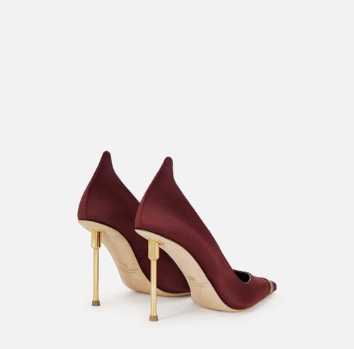 Pumps with sculpted heel